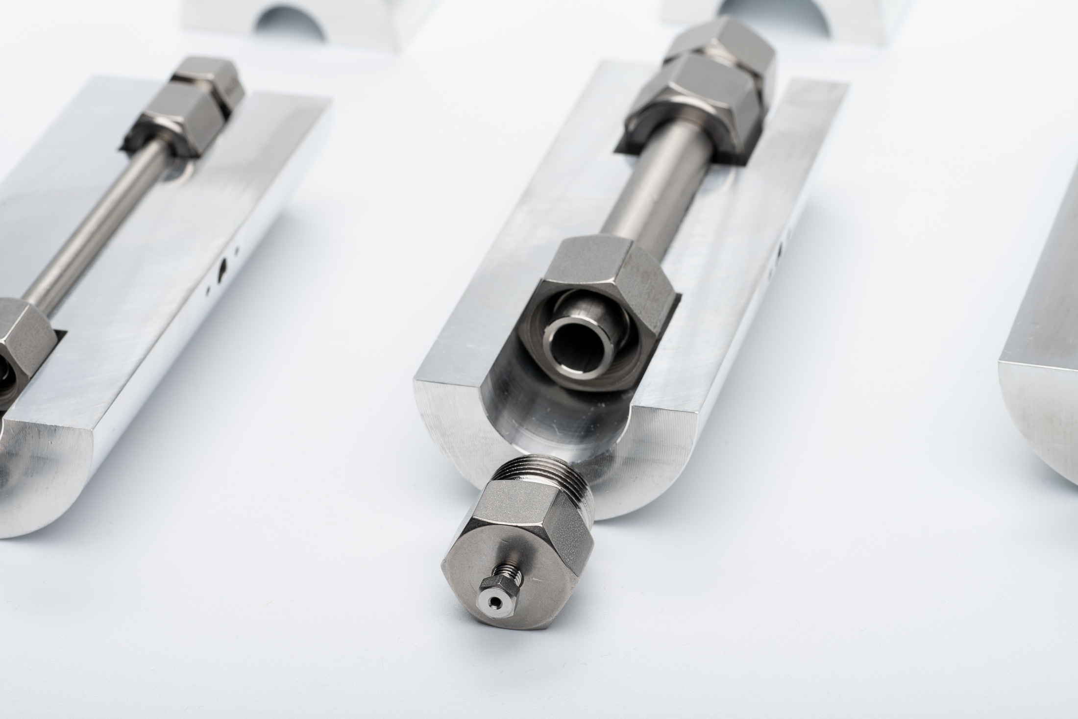 Catalyst cartridges for Phoenix flow systems